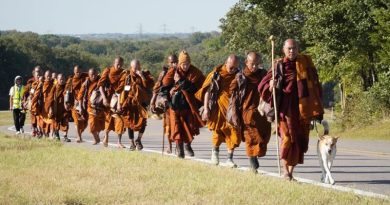 美国19佛教僧侣长征3700公里 途经10州 目标华盛顿