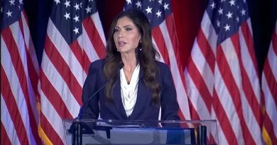 川普撤换国土安全部长诺姆  2.2亿美元广告争议与多重风波引发