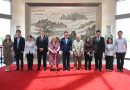 中国驻美国大使谢锋邀请美国老教师罗纳德·萨科尔斯基再次访华