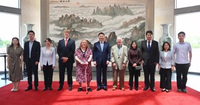 中国驻美国大使谢锋邀请美国老教师罗纳德·萨科尔斯基再次访华